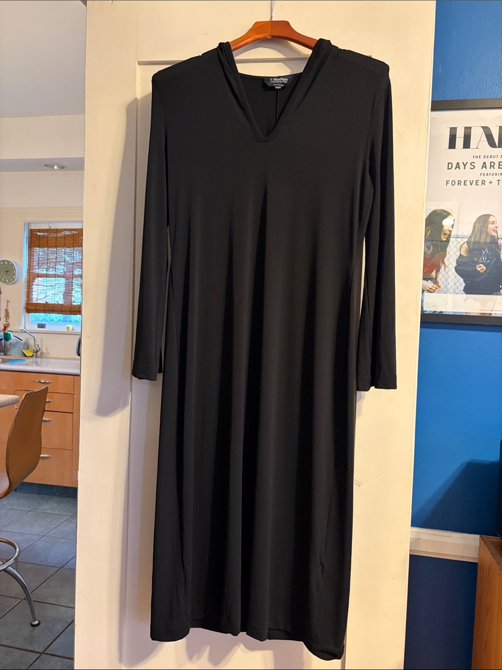 MaxMara Black Long-Sleeve V-Neck Midi Dress with Flowing Silhouette
